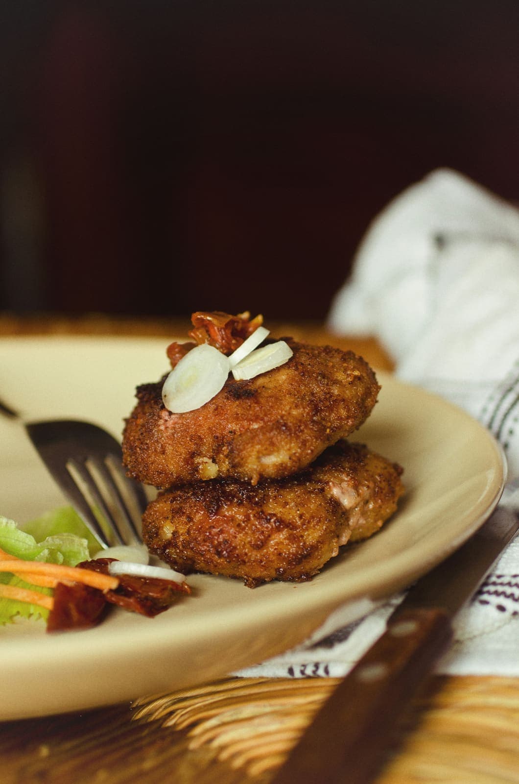 Croquettes de poisson doré croustillantes, servies avec une sauce citronnée