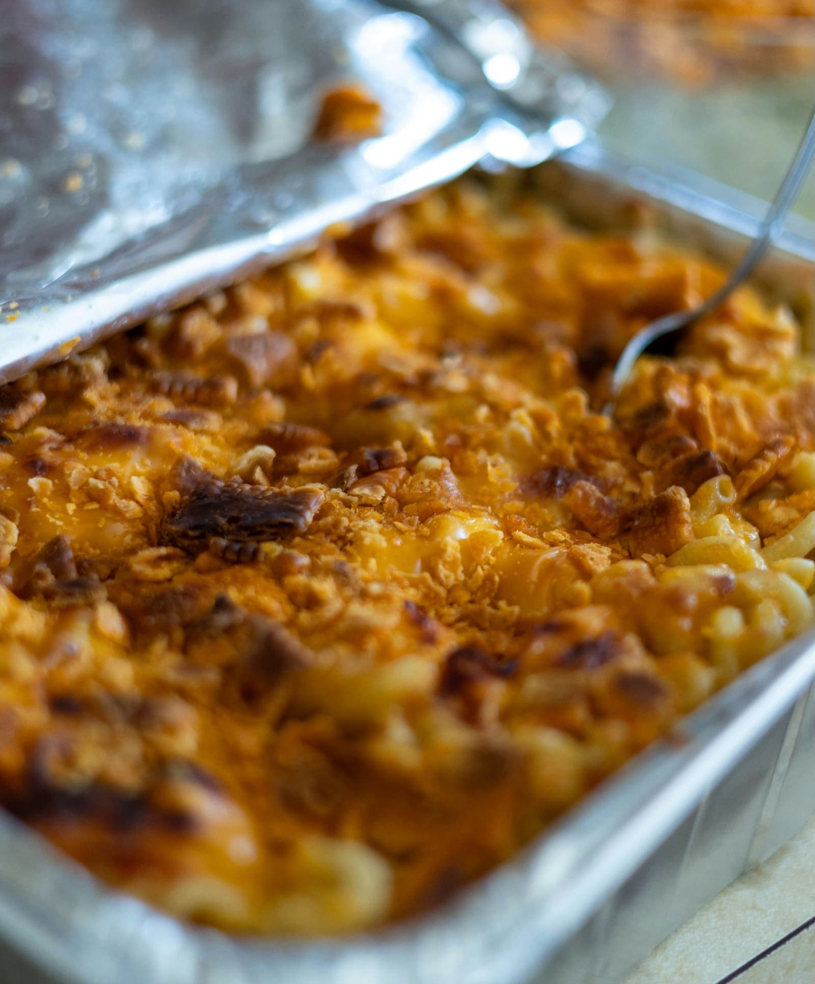 Gratin de pâtes et jambon à la croûte dorée, sortant du four