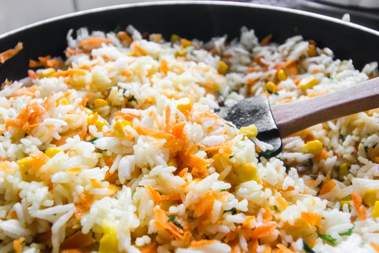 Riz sauté doré garni de légumes croquants et d'herbes fraîches
