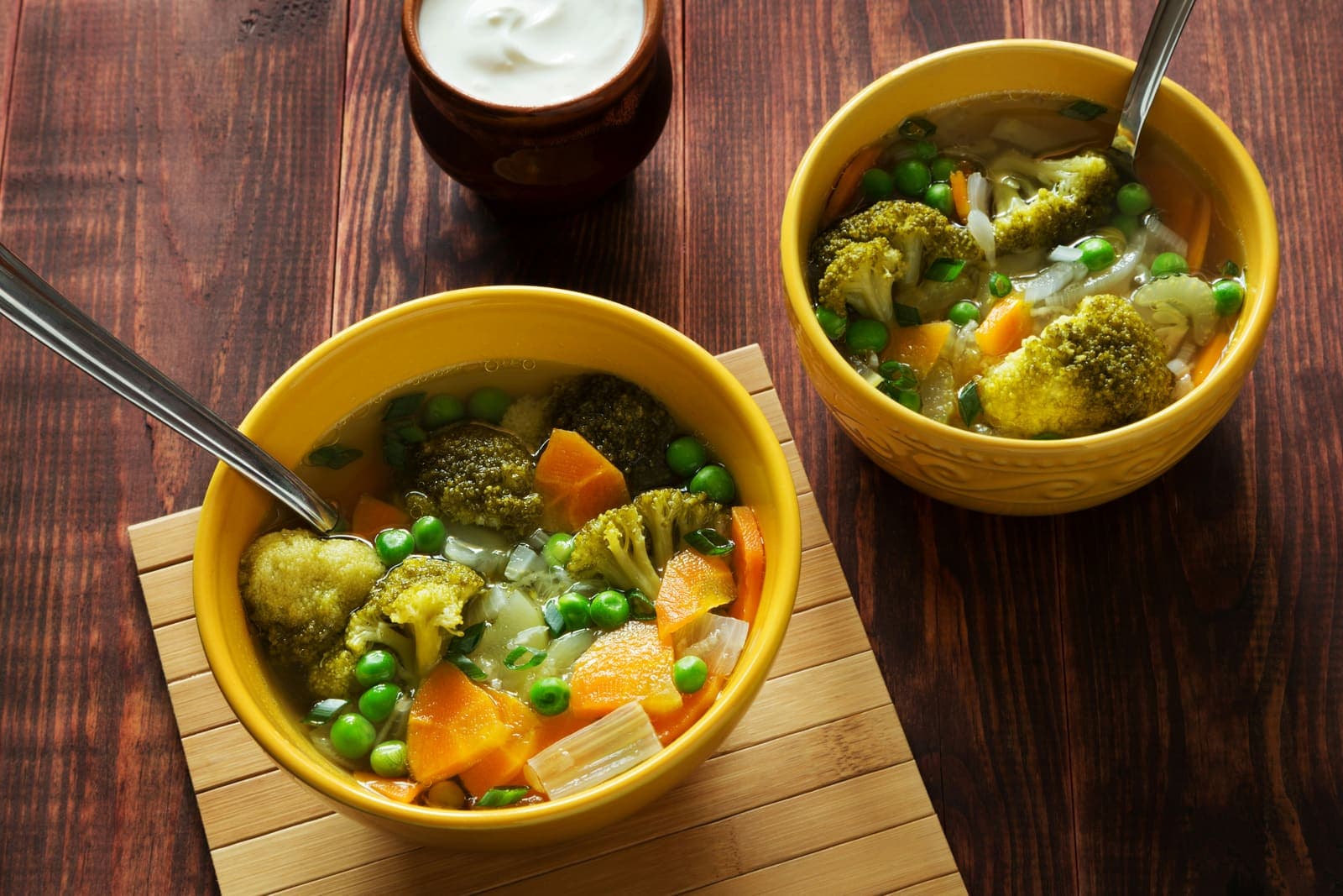 Velouté de légumes onctueux garni de croûtons de pain doré