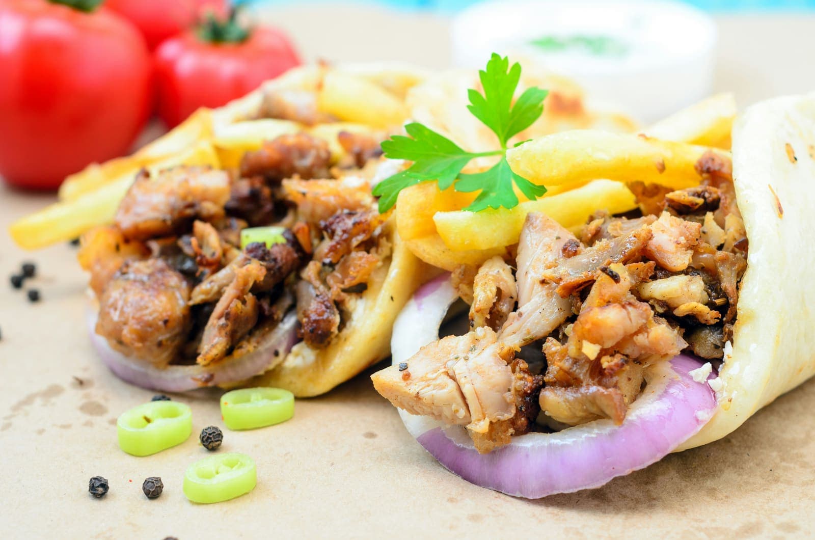 Wrap croustillant au reste de poulet et légumes, coupé en deux