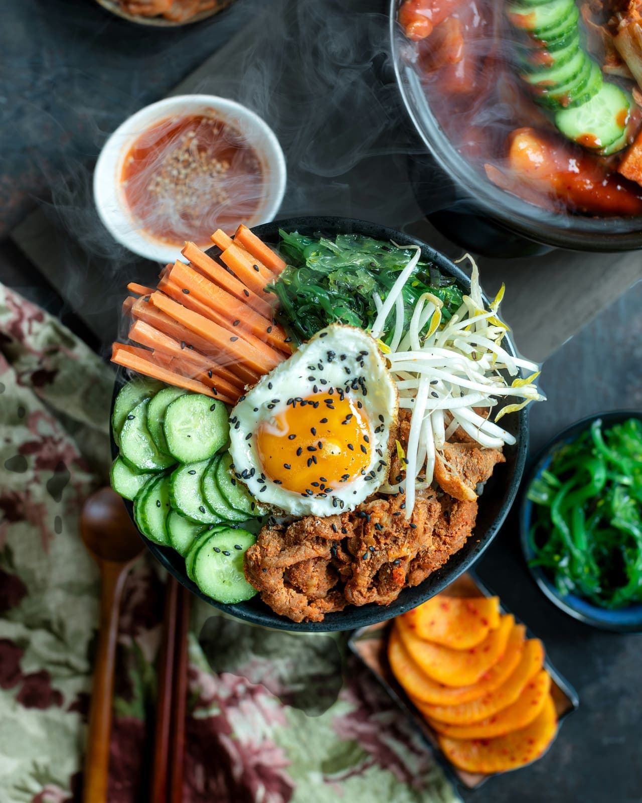 Bol de bibimbap simplifié aux restes du frigo, légumes et œuf disposés en éventail