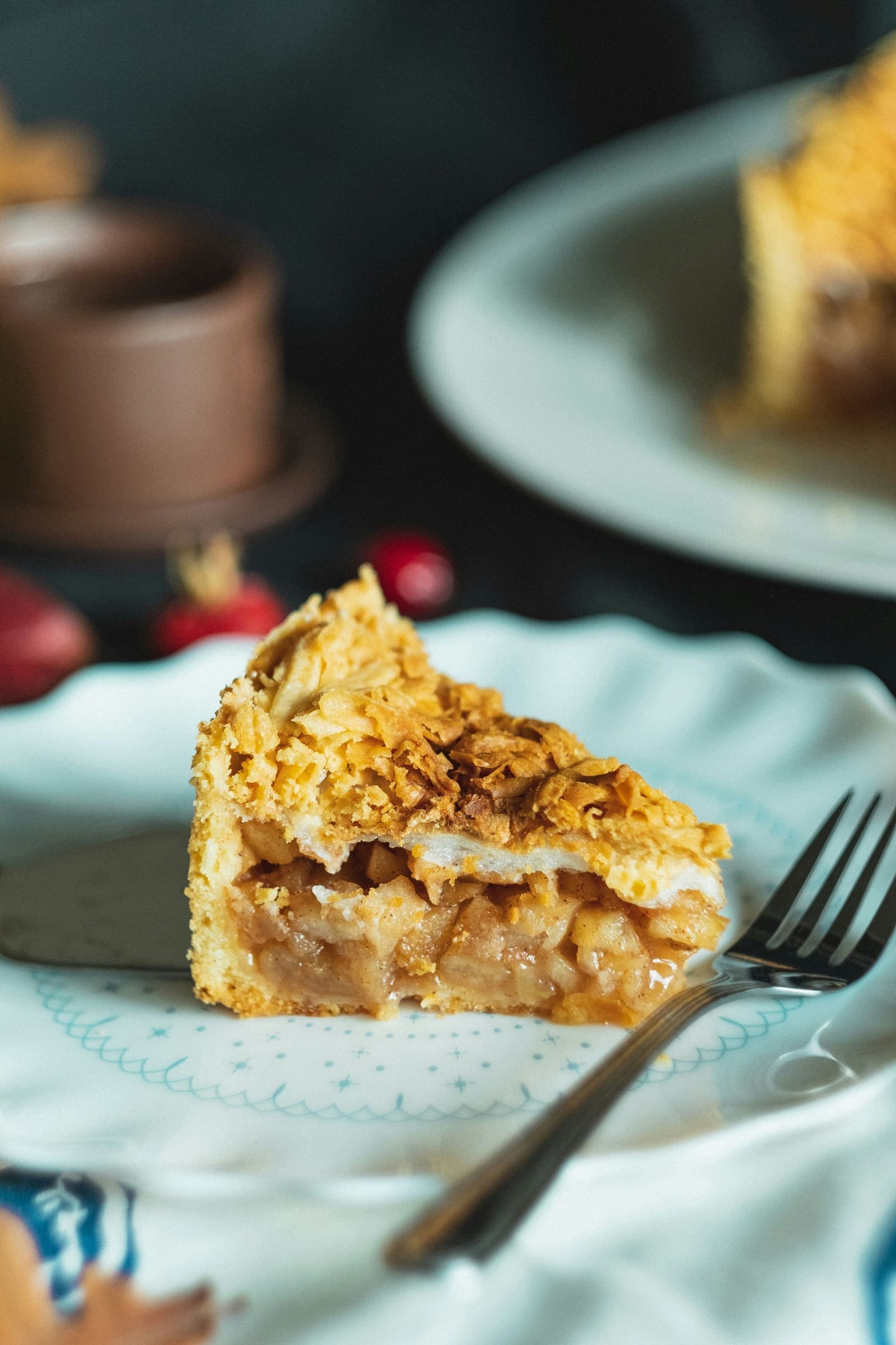 Crumble de fruits doré et croustillant, servi dans un plat à gratin