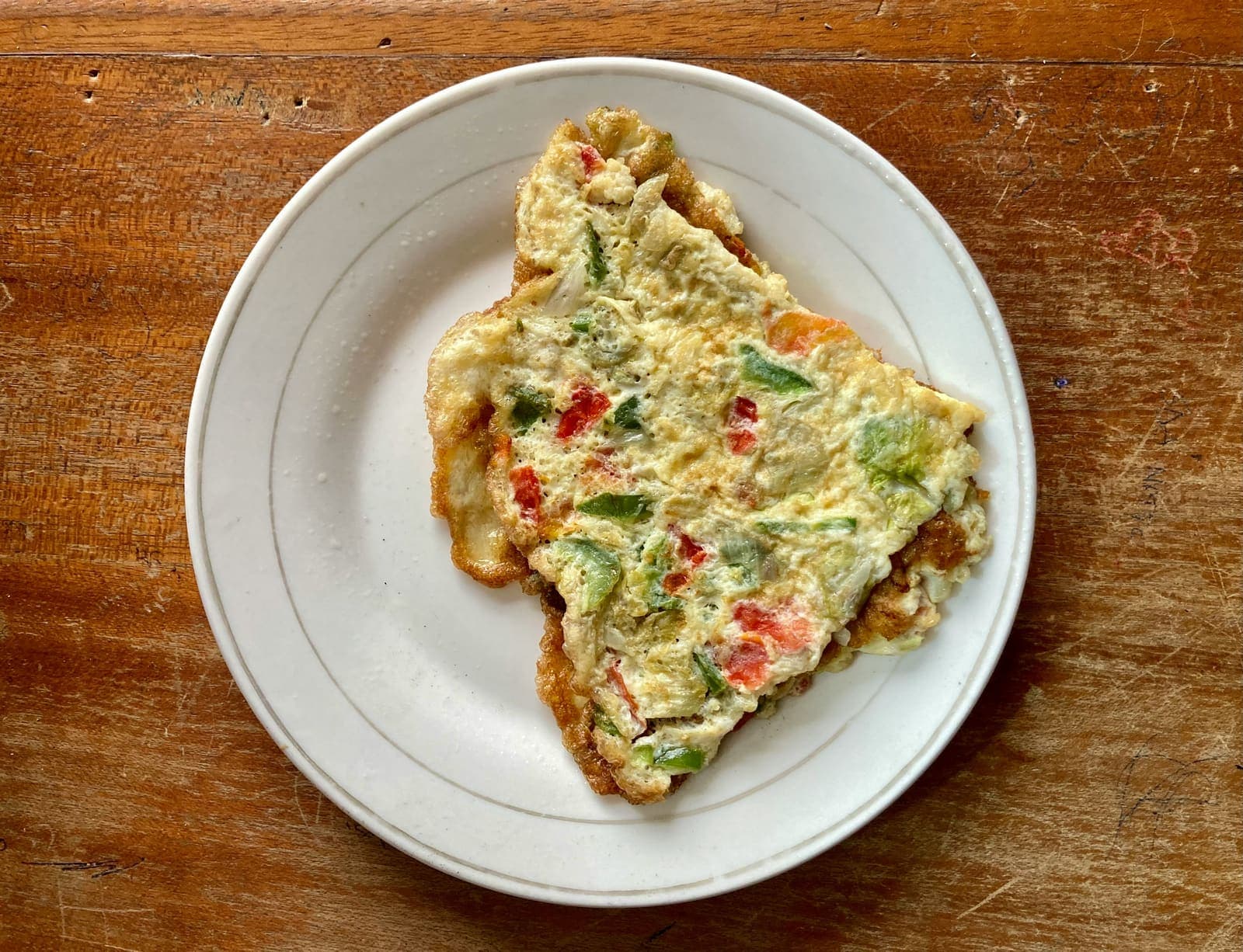 Part de frittata à l'italienne aux restes de pâtes, dorée et servie tiède