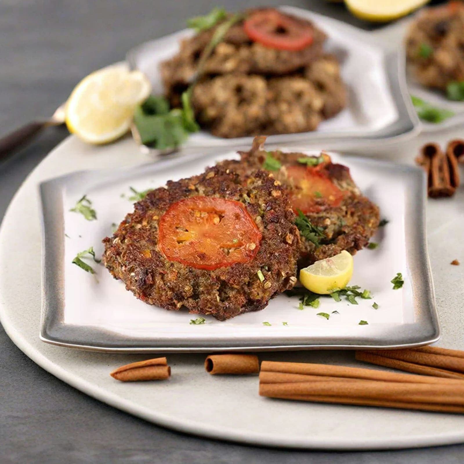 Galettes de lentilles cuites croustillantes, servies avec une sauce yaourt-herbes