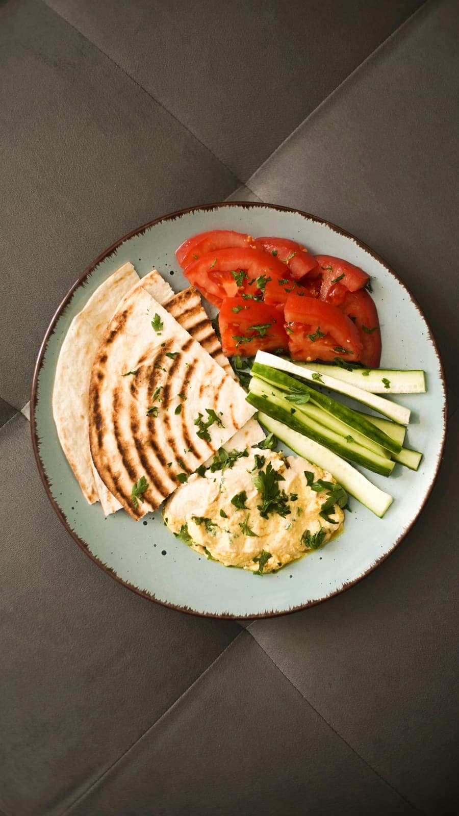 Houmous maison et légumes rôtis servis avec du pain pita, façon libanaise