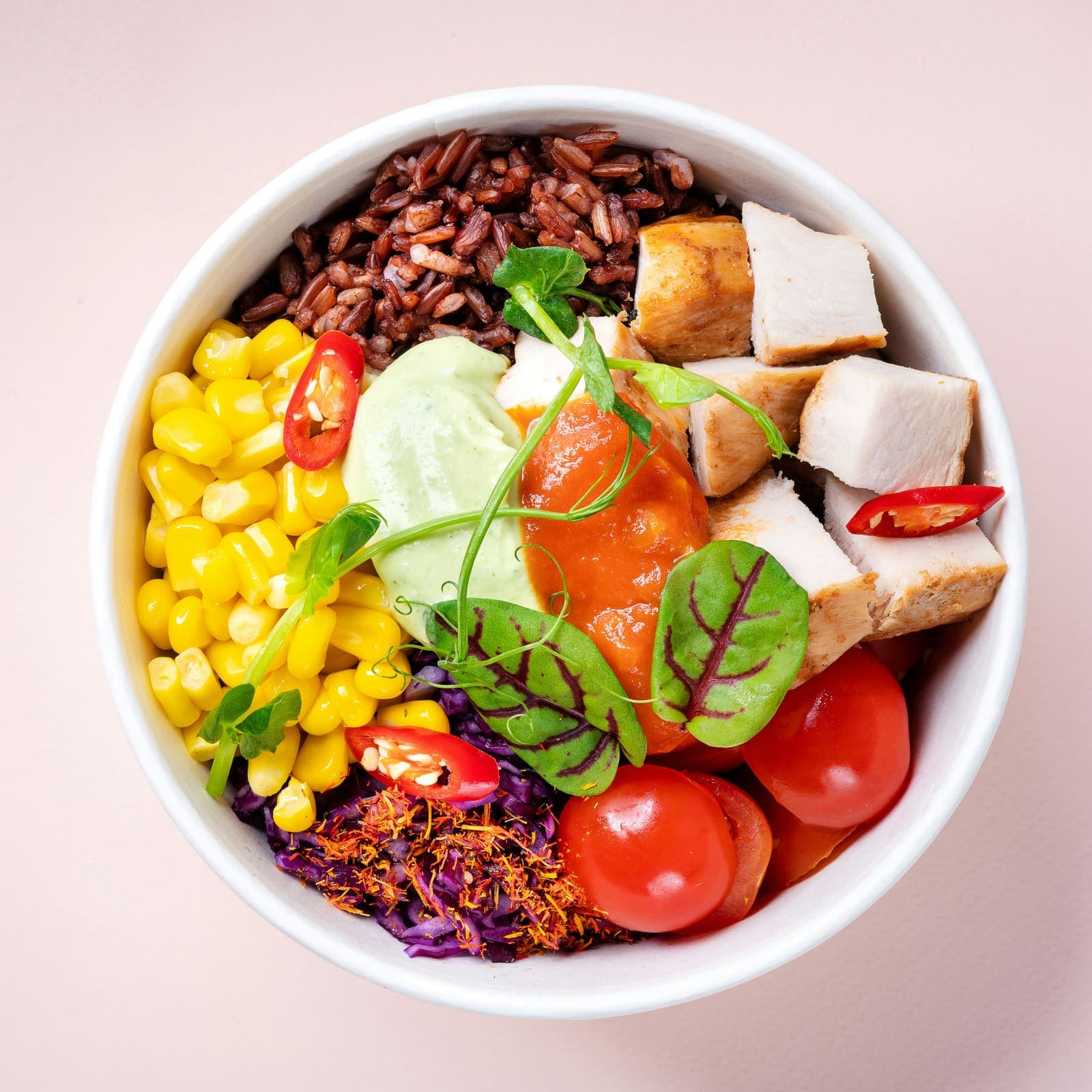 Lunch box composée de riz, poulet effiloché et légumes colorés