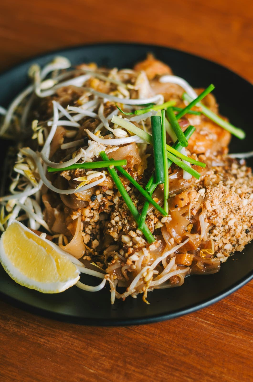 Pad thaï improvisé au reste de poulet rôti, nouilles de riz sautées et cacahuètes concassées