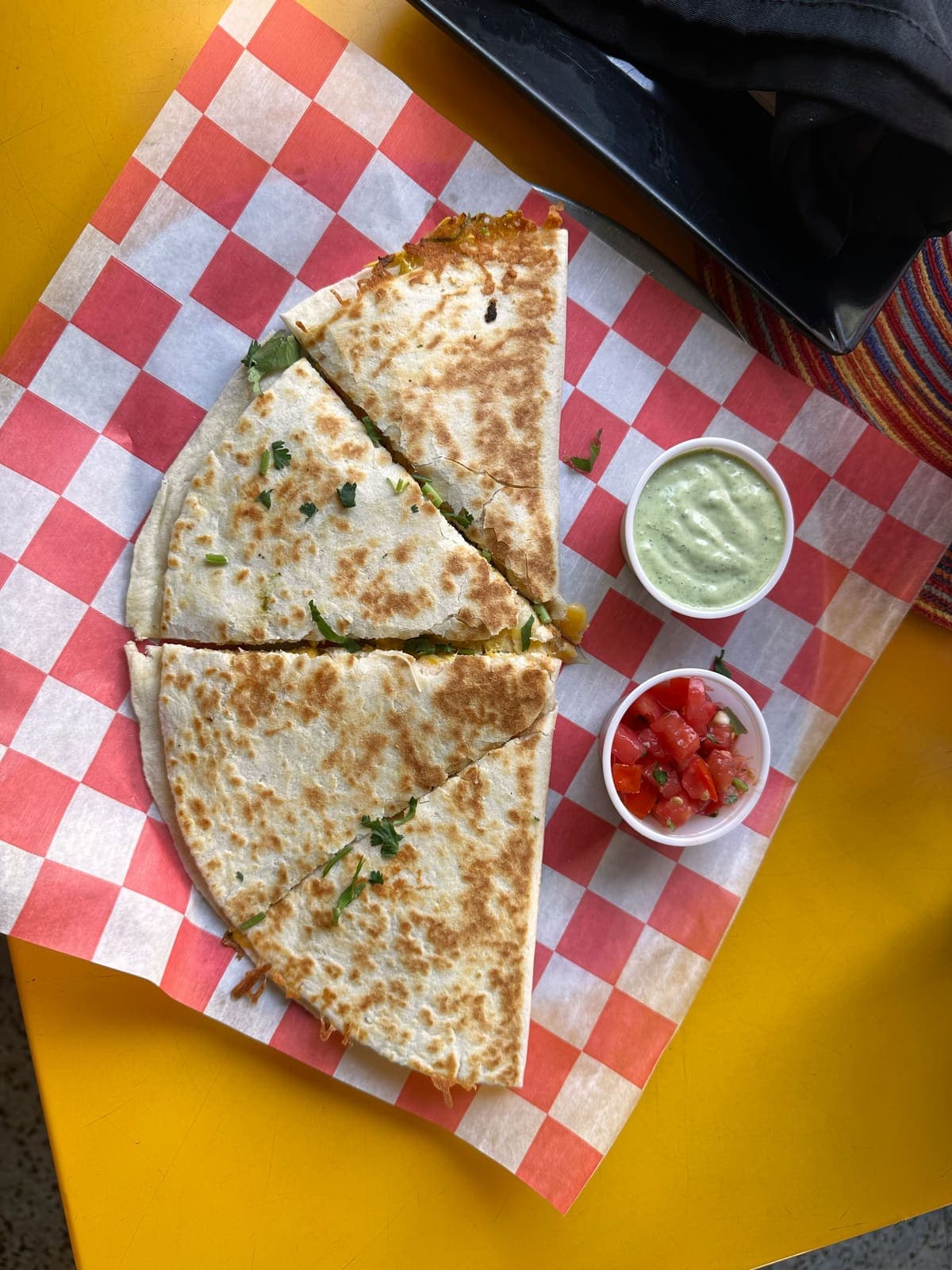 Quesadillas croustillantes coupées en triangles, garnies de viande et de fromage fondant