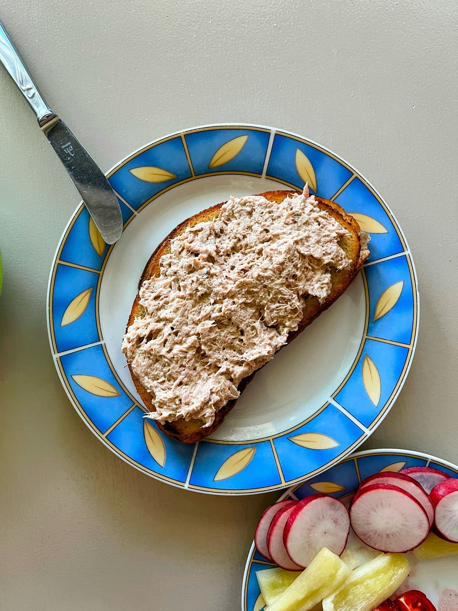 Toasts dorés garnis de rillettes de poisson et de zeste de citron