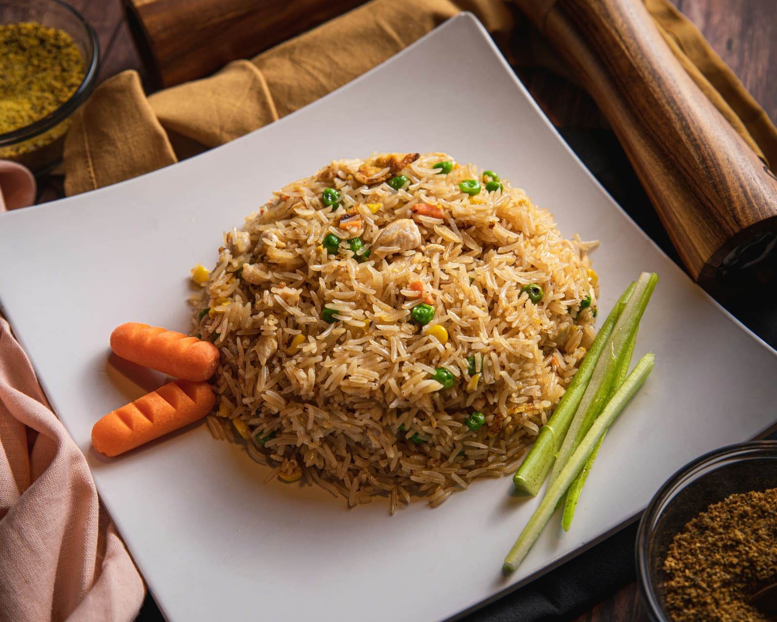 Riz cantonais maison au reste de porc rôti, sauté au wok avec petits pois et omelette
