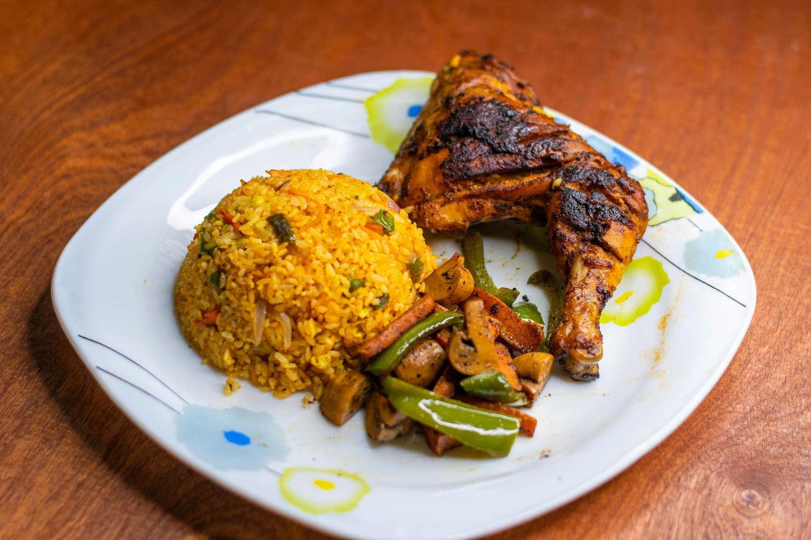 Riz épicé façon jerk antillais avec un reste de poulet rôti et des légumes sautés