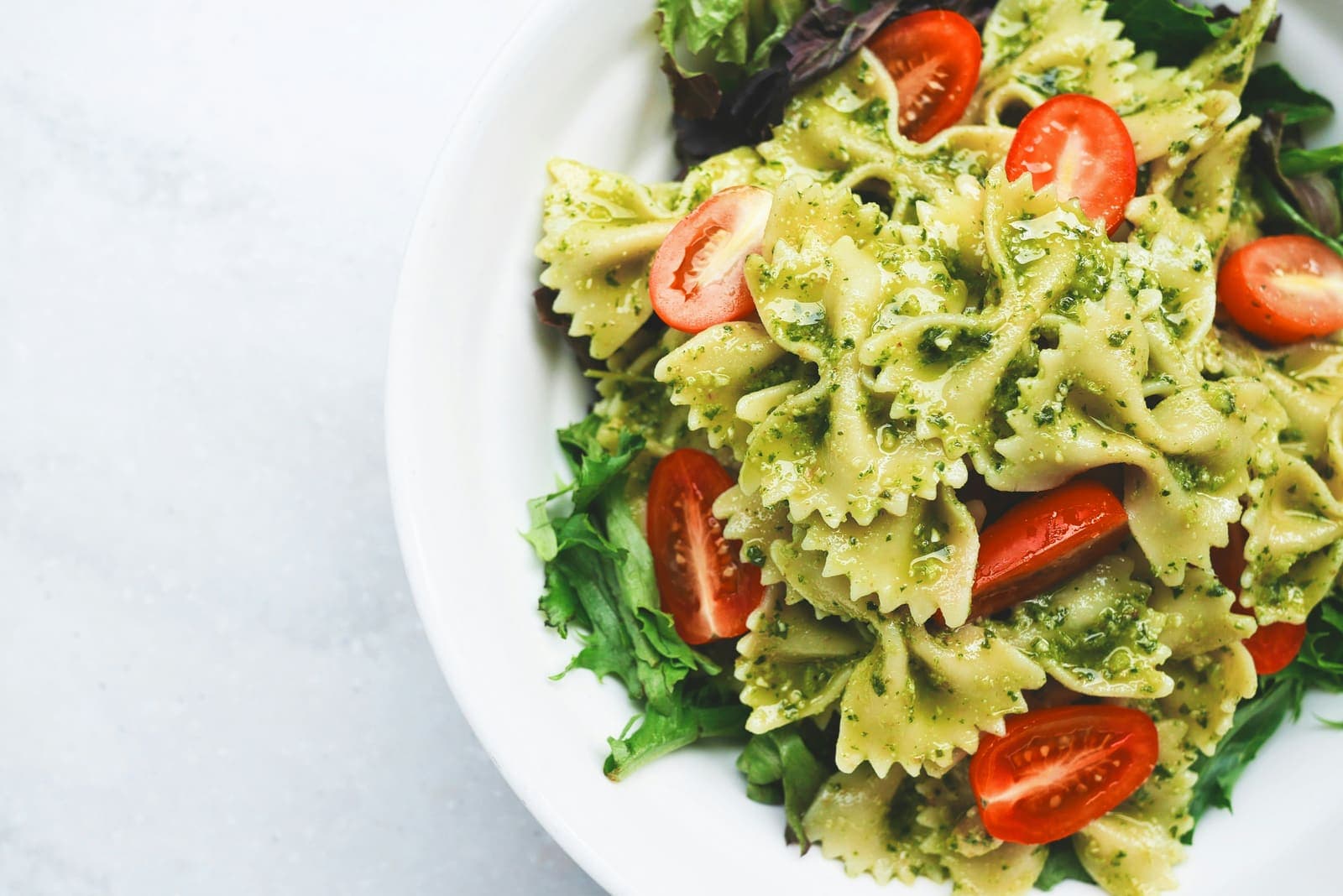 Salade de pâtes froides aux restes de légumes et fromage