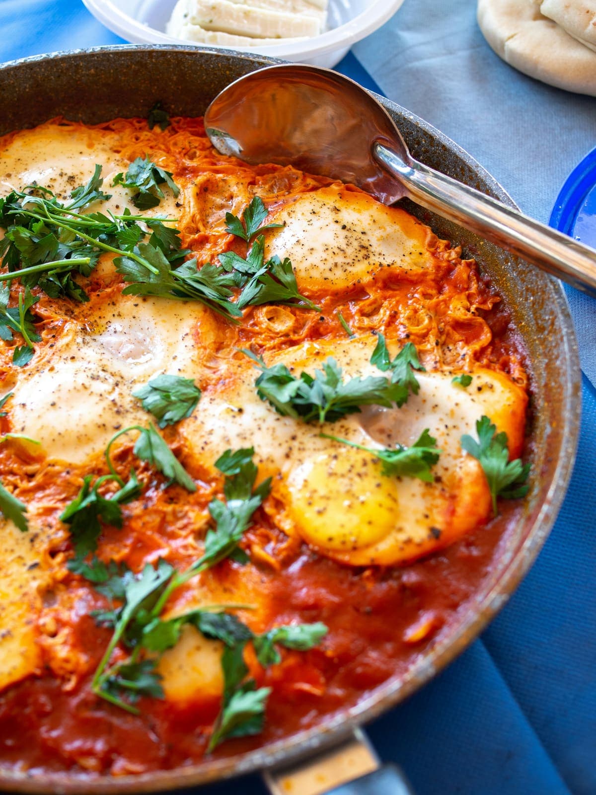 Shakshuka aux restes de légumes et œufs pochés, façon nord-africaine