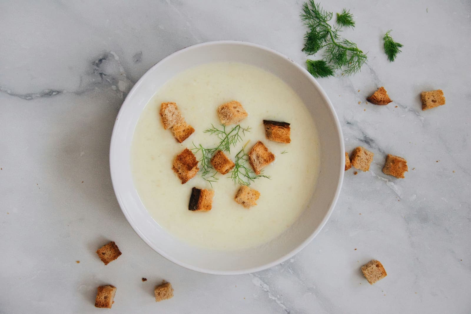 Soupe crémeuse de pommes de terre et poireaux aux restes, façon vichyssoise réchauffée