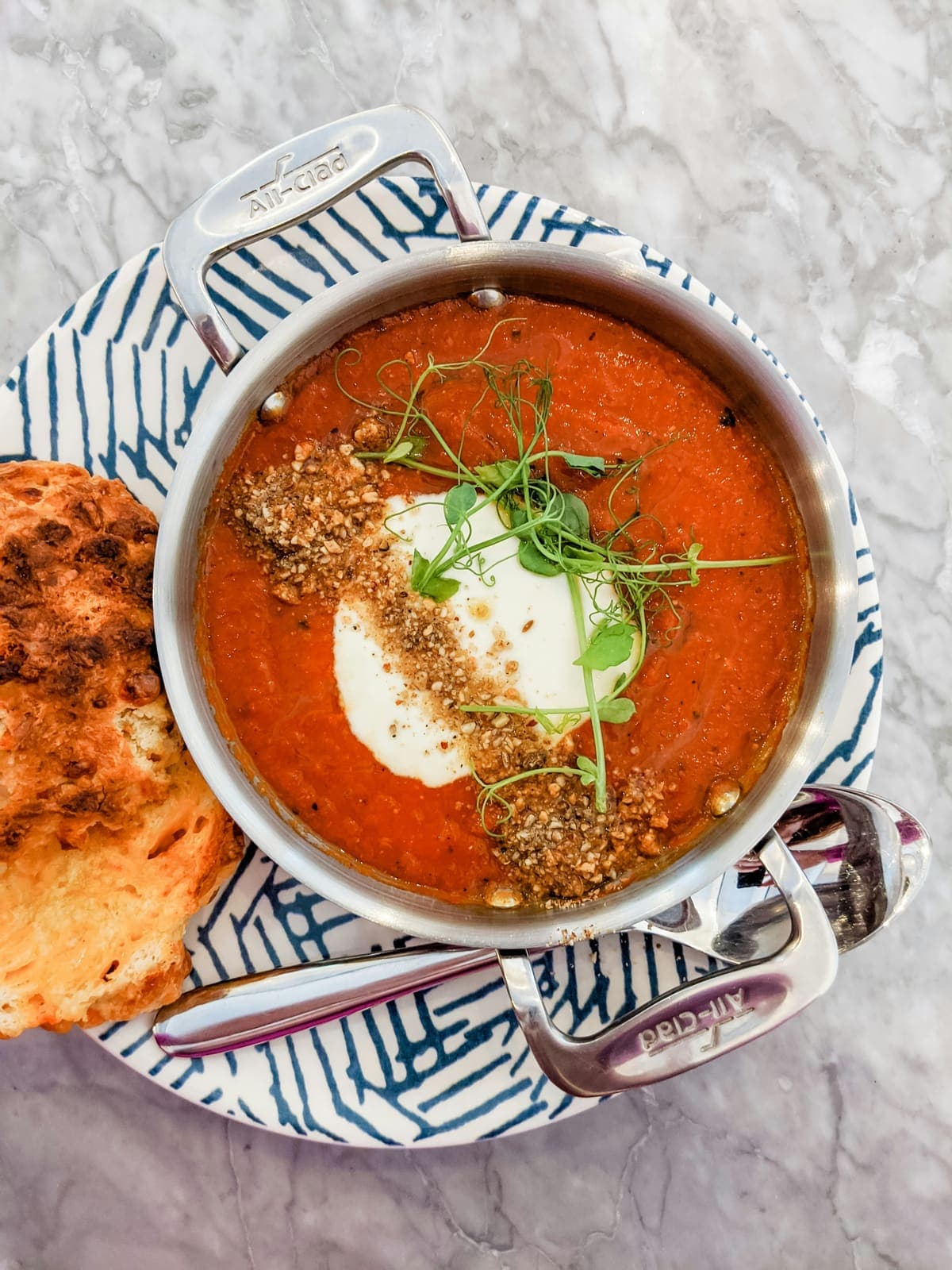 Soupe épaisse de pain rassis et légumes façon ribollita, arrosée d'huile d'olive