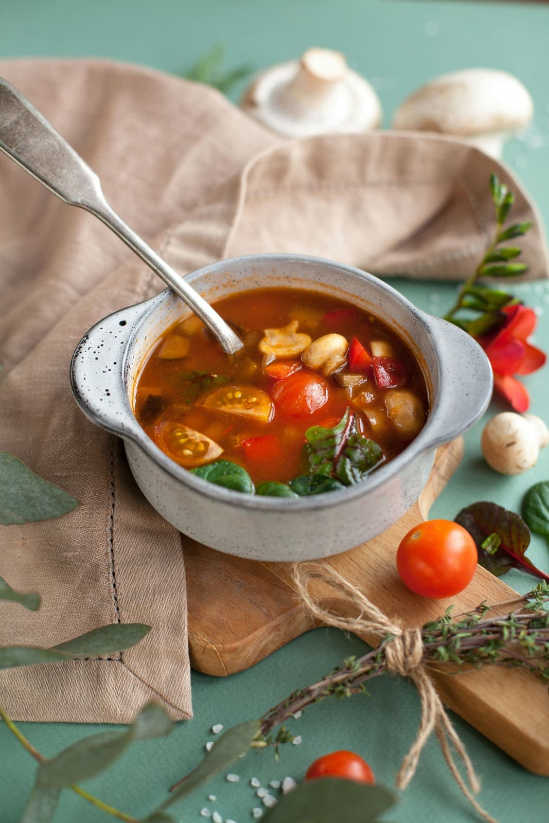 Soupe de pâtes et légumes façon minestrone maison, parsemée de parmesan