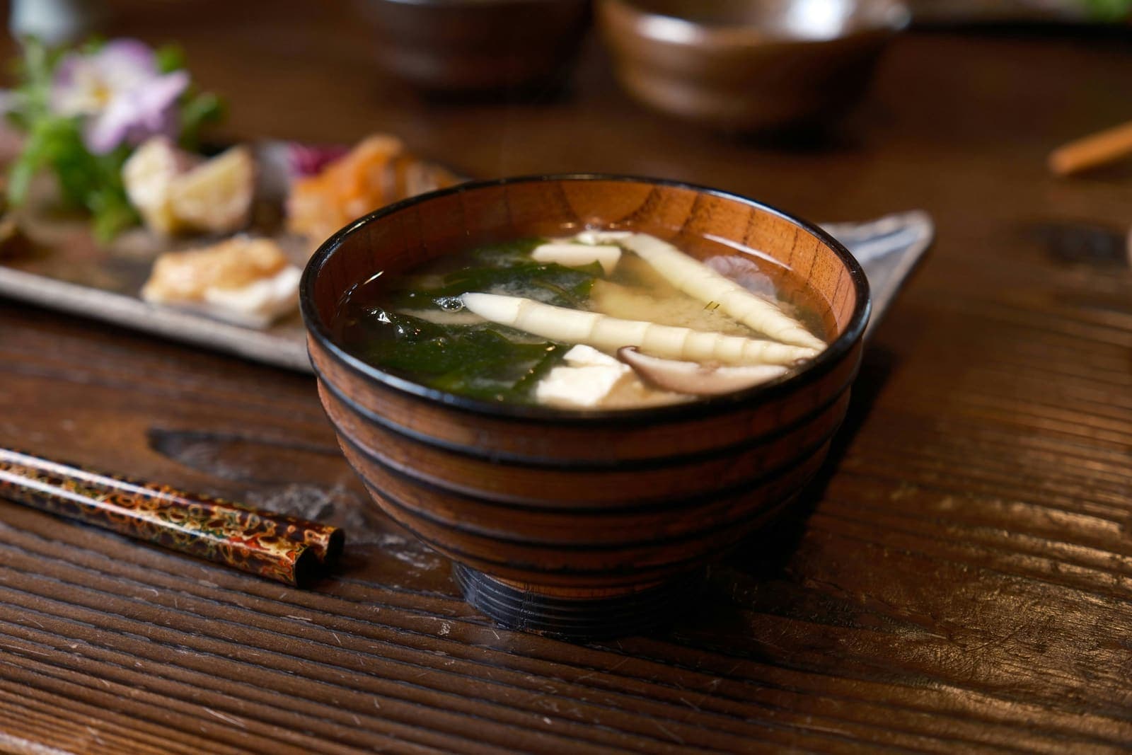 Bol de soupe miso au reste de légumes et de tofu, façon japonaise